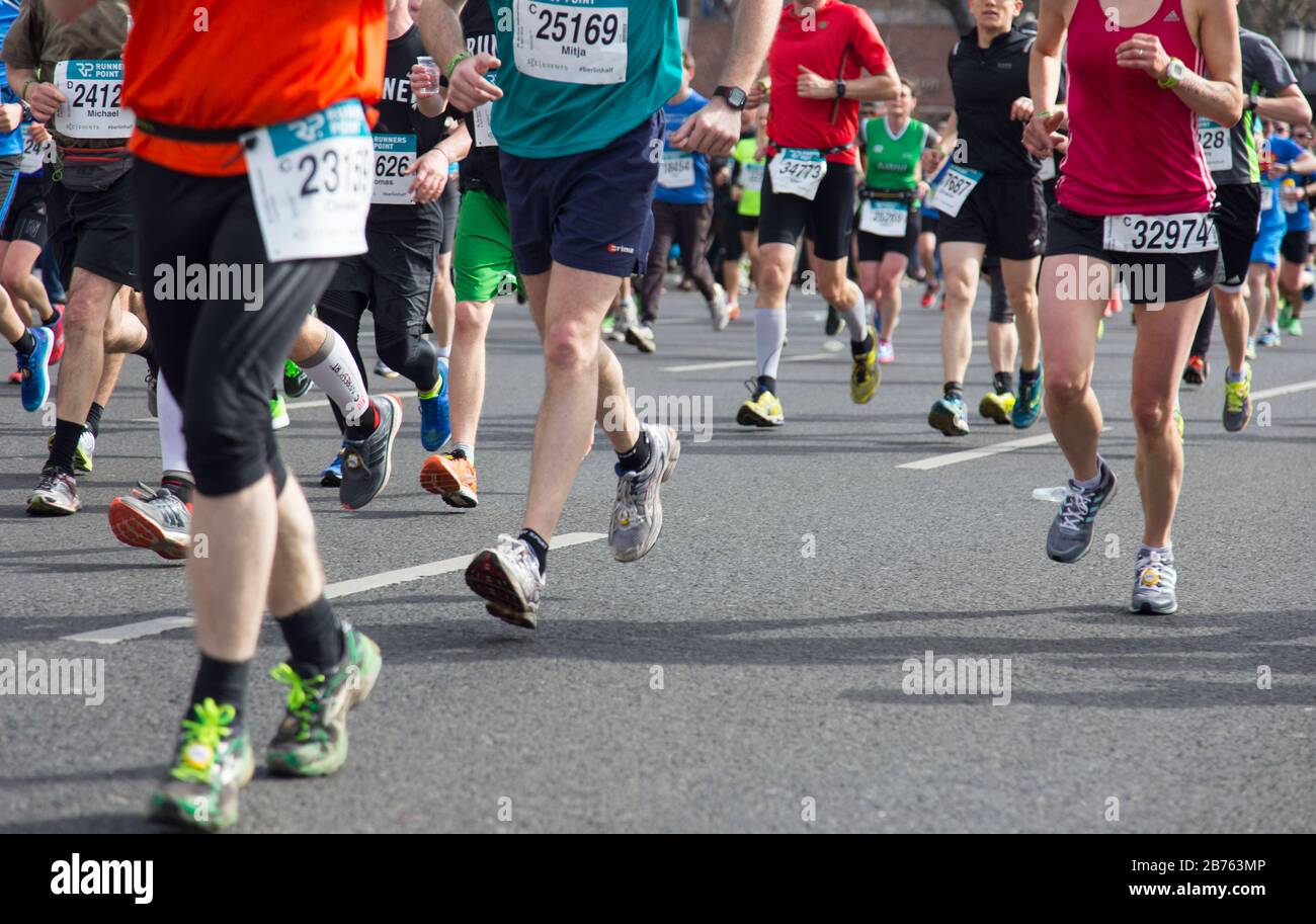 I partecipanti alla 36a Mezza Maratona di Berlino corrono su 03.04.2016 attraverso la Strasse des 17.Juni. [traduzione automatica] Foto Stock