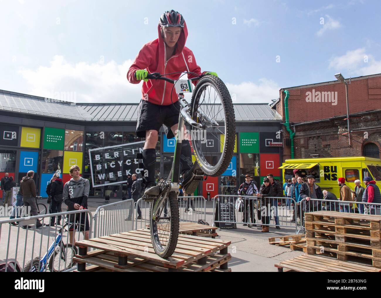 Il 19 marzo 2016, durante il salone ciclistico di Berlino, un giovane mostrerà le sue abilità su un percorso a ostacoli con una bici da sentiero. La fiera pubblica e commerciale presenta le ultime tendenze della cultura ciclistica. [traduzione automatica] Foto Stock