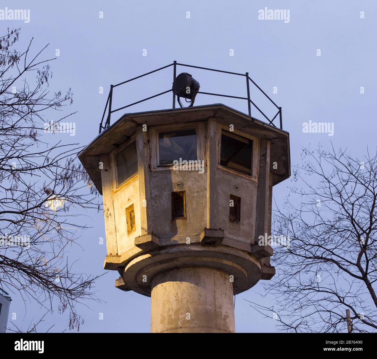 La torre di osservazione 'BT 6' si trova nelle immediate vicinanze di Potsdamer Platz, il 12.03.2016. Fu costruito nel 1969 ed è una delle 200 torri di guardia nell'area della città di Berlino da cui le guardie di frontiera della GDR controllavano l'area vicino al Muro in quel periodo. [traduzione automatica] Foto Stock