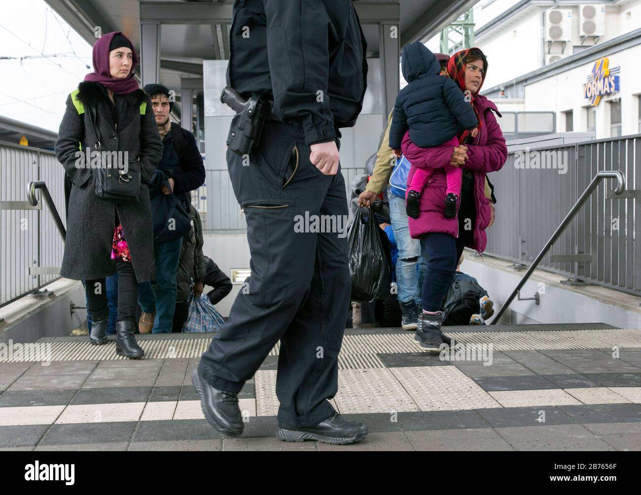 I rifugiati del 05.02.2016 dopo il loro arrivo alla stazione di Rosenheim saranno portati dai poliziotti federali per la registrazione. [traduzione automatica] Foto Stock