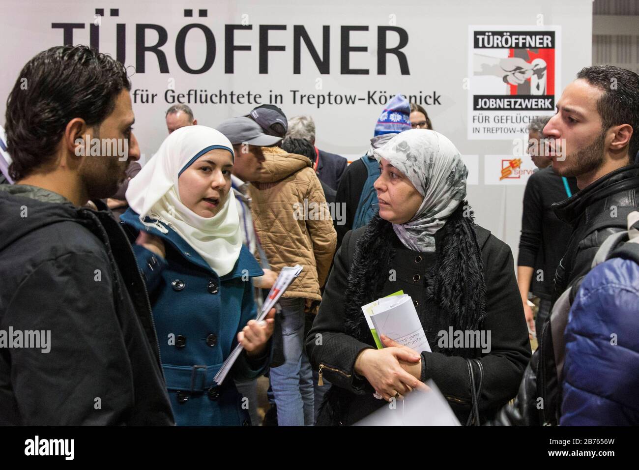 Scambio di posti di lavoro per i rifugiati a Berlino, il 29.02.2016. Più di 3,500 rifugiati in cerca di lavoro si sono registrati per informare 210 datori di lavoro che esibiscono e iniziative educative sulla descrizione del lavoro e sulla formazione. [traduzione automatica] Foto Stock