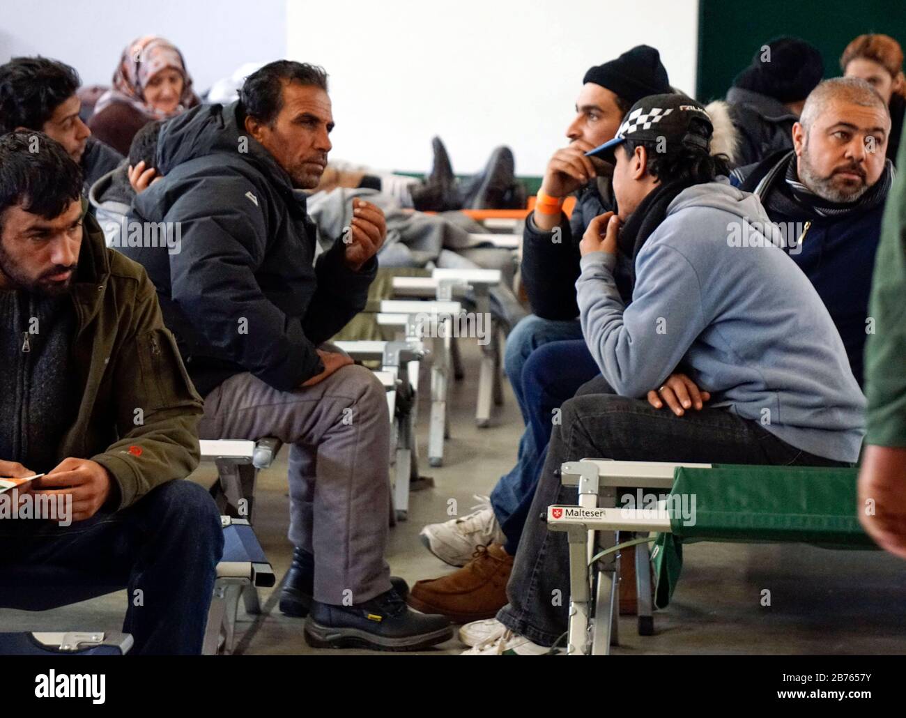 I rifugiati attenderanno la loro iscrizione alla polizia federale di Rosenheim il 05.02.16. [traduzione automatica] Foto Stock