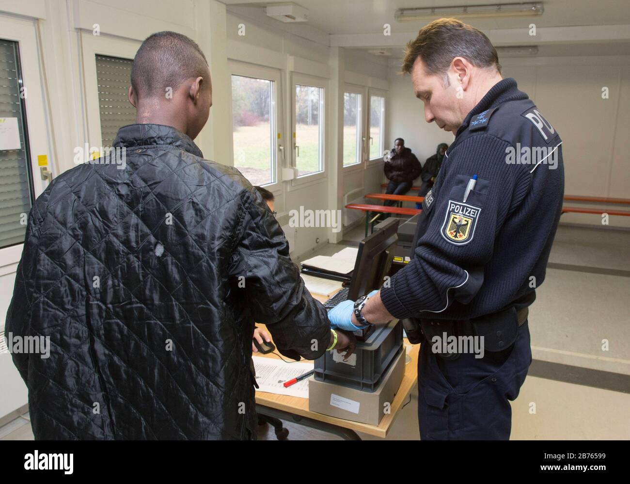 I rifugiati sono registrati e registrati dalla polizia federale a Rosenheim su 05.02.16 UNA Fed della polizia di Stato sta facendo una scansione delle impronte digitali. [traduzione automatica] Foto Stock