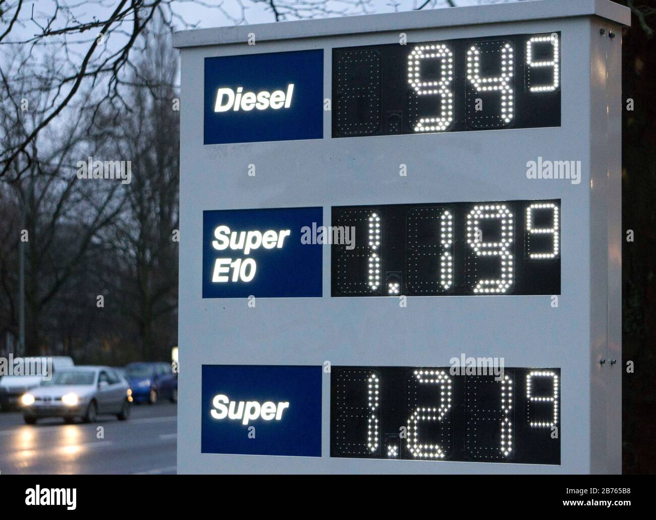 94.8 centesimi saranno addebitati per un litro di gasolio presso una stazione di rifornimento di Berlino il 18.12.2015. [traduzione automatica] Foto Stock