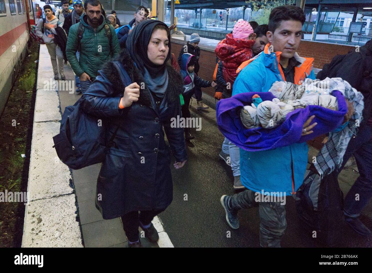 I rifugiati sono arrivati alla stazione di Schoenefeld il 02.12.2015 con un treno IC. Successivamente saranno portati in autobus all'alloggio a Berlino. [traduzione automatica] Foto Stock