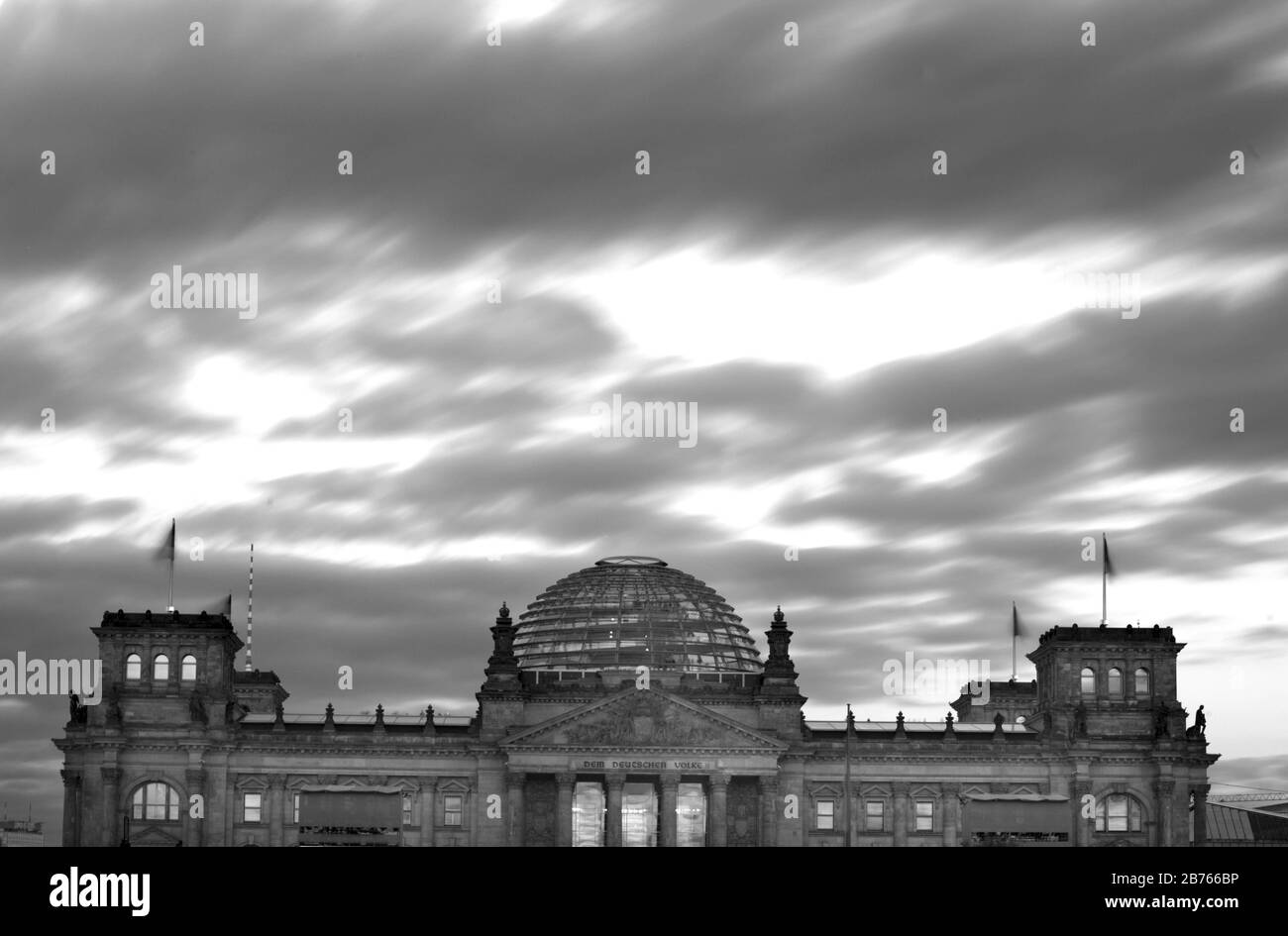 Una lunga esposizione in bianco e nero dall'edificio del Reichstag sopra le nuvole scure, su 30.09.2015. L'edificio del parlamento, progettato dall'architetto Paul Wallot e completato nel 1894, è oggi sede del Bundestag tedesco. [traduzione automatica] Foto Stock