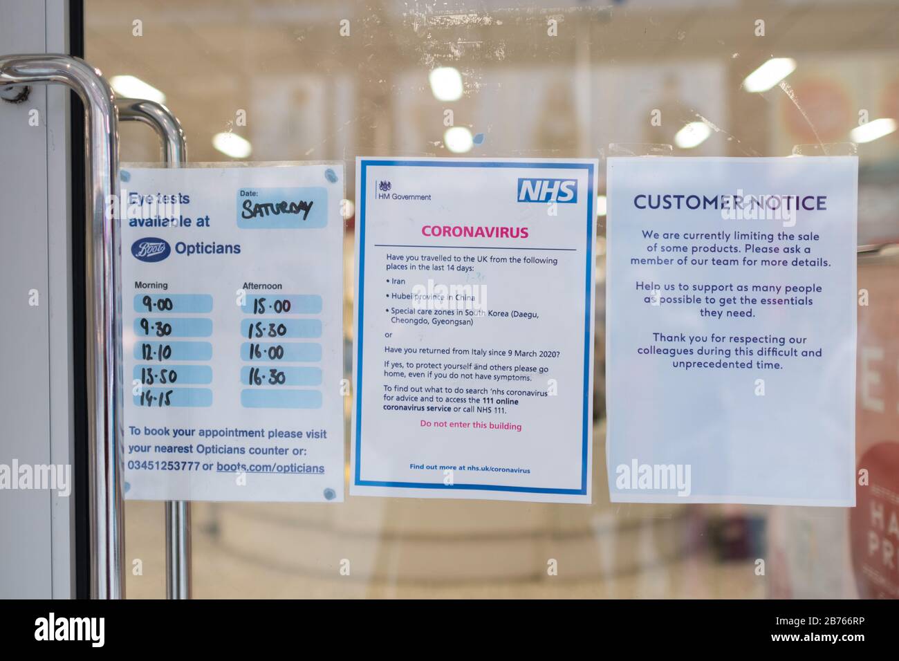 COVID-19 NHS Advice on Door of Boots Shop Glasgow relativo ai viaggiatori che ritornano dall'Italia e da paesi specifici - ritirato il 13 marzo 2020 Foto Stock