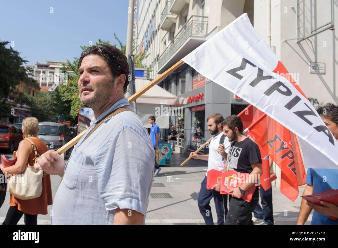 18.09.2015, Salonicco / Grecia. Campagna elettorale per le elezioni parlamentari in Grecia nel settembre 2015, i membri del partito SYRIZA e i candidati parlamentari nella campagna elettorale di strada. Bandiera. [traduzione automatica] Foto Stock