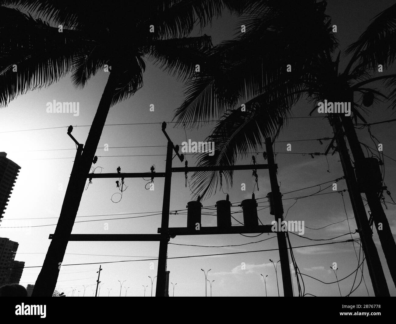 Le linee elettriche sul lungomare di Malecon a HavanaCuba si trovano a un bivio. La gente spera in un cambiamento economico e politico rispetto al riavvicinamento politico tra Cuba e gli Stati Uniti. Tuttavia, molte persone sono scettiche sul futuro. Già oggi, le forbici stanno disgregando sempre più rapidamente. Molte persone temono che il loro paese sarà venduto agli investitori stranieri. La relazione esamina i cittadini cubani che sono in dubbio e guardano con grande preoccupazione al cambiamento imminente. [traduzione automatica] Foto Stock