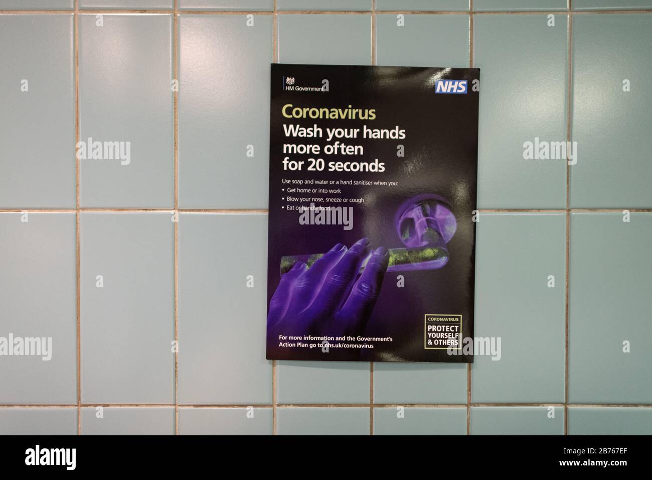 Poster per il lavaggio delle mani di NHS Coronavirus presso l'Università di Glasgow, Scozia, Regno Unito Foto Stock
