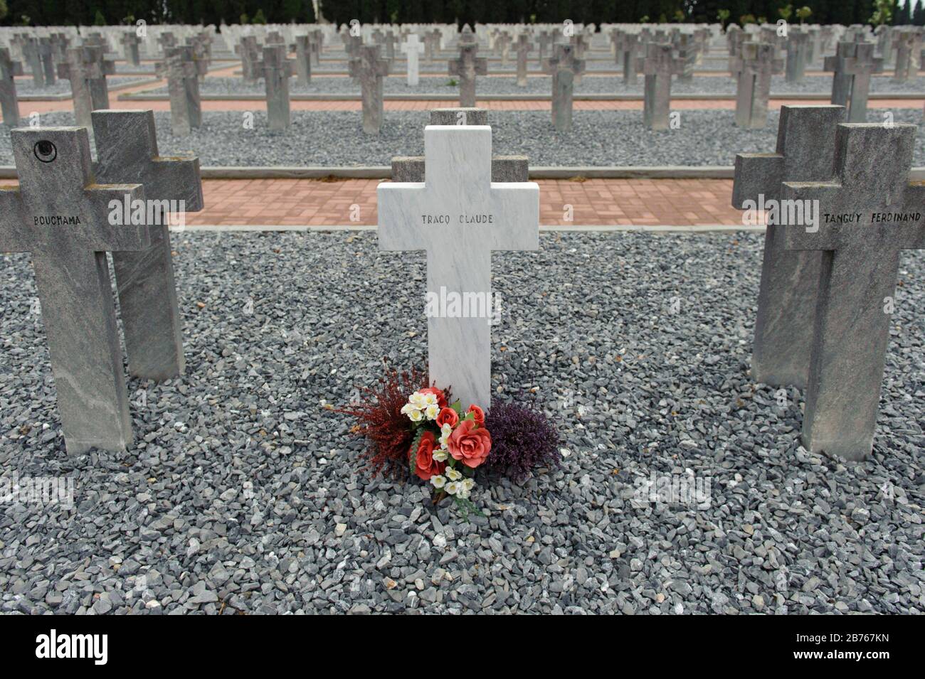 22.05.2015 Salonicco / Grecia. Il cimitero alleato di Zeitenlik. Il cimitero ospita 22,060 soldati provenienti da Francia, Serbia, Italia, Gran Bretagna e Russia caduti sul suolo greco durante la prima guerra mondiale. Tombe nel settore francese del cimitero. A sinistra la tomba di un soldato coloniale dalla Tunisia o dal Marocco. [traduzione automatica] Foto Stock