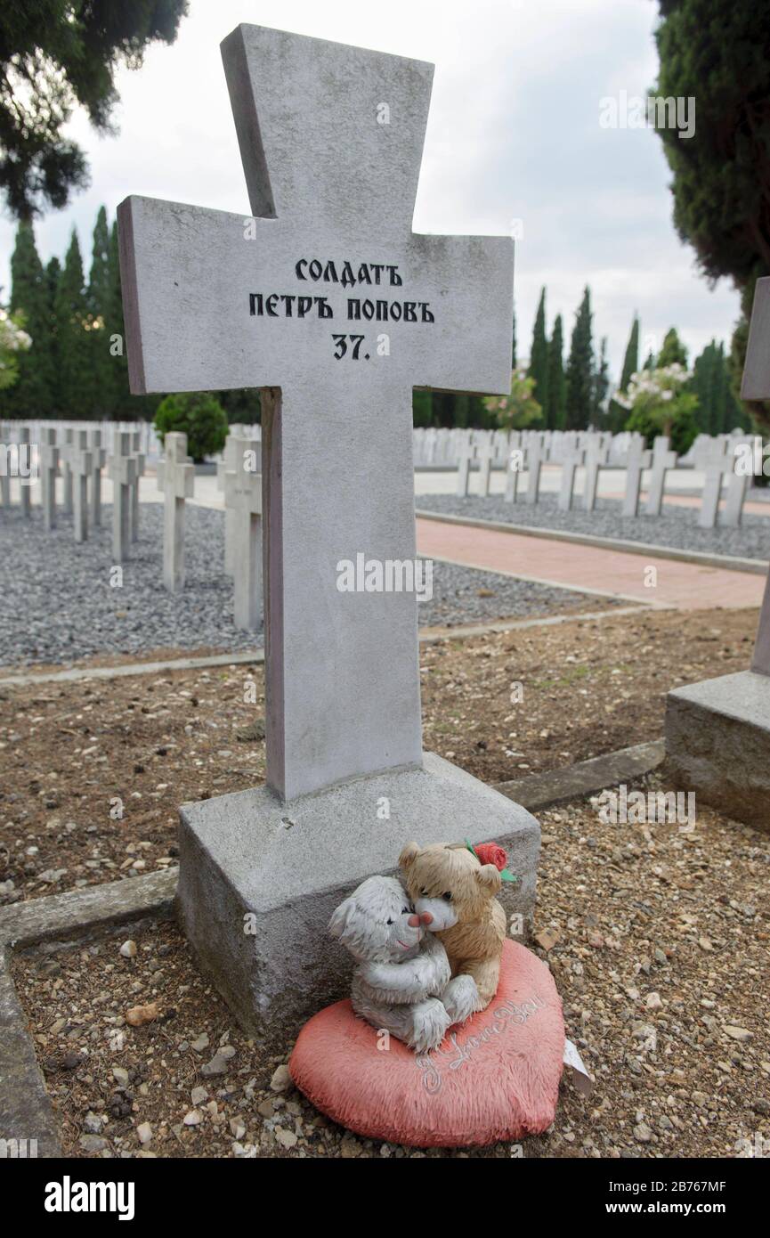 26.05.2015 Salonicco / Grecia. Il cimitero alleato di Zeitenlik. Il cimitero ospita 22,060 soldati provenienti da Francia, Serbia, Italia, Gran Bretagna e Russia caduti sul suolo greco durante la prima guerra mondiale. Due bambole in una tomba nel settore russo del cimitero. [traduzione automatica] Foto Stock