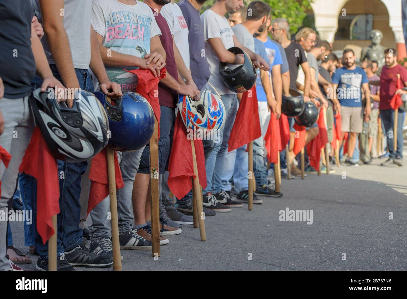 05.09.2015, Salonicco / Grecia. Dimostrazione del sindacato comunista (correlato al CP) PAME all'apertura della Fiera Internazionale di Salonicco. Cartella del rally. Manifestanti, caschi per motociclette, batons. [traduzione automatica] Foto Stock