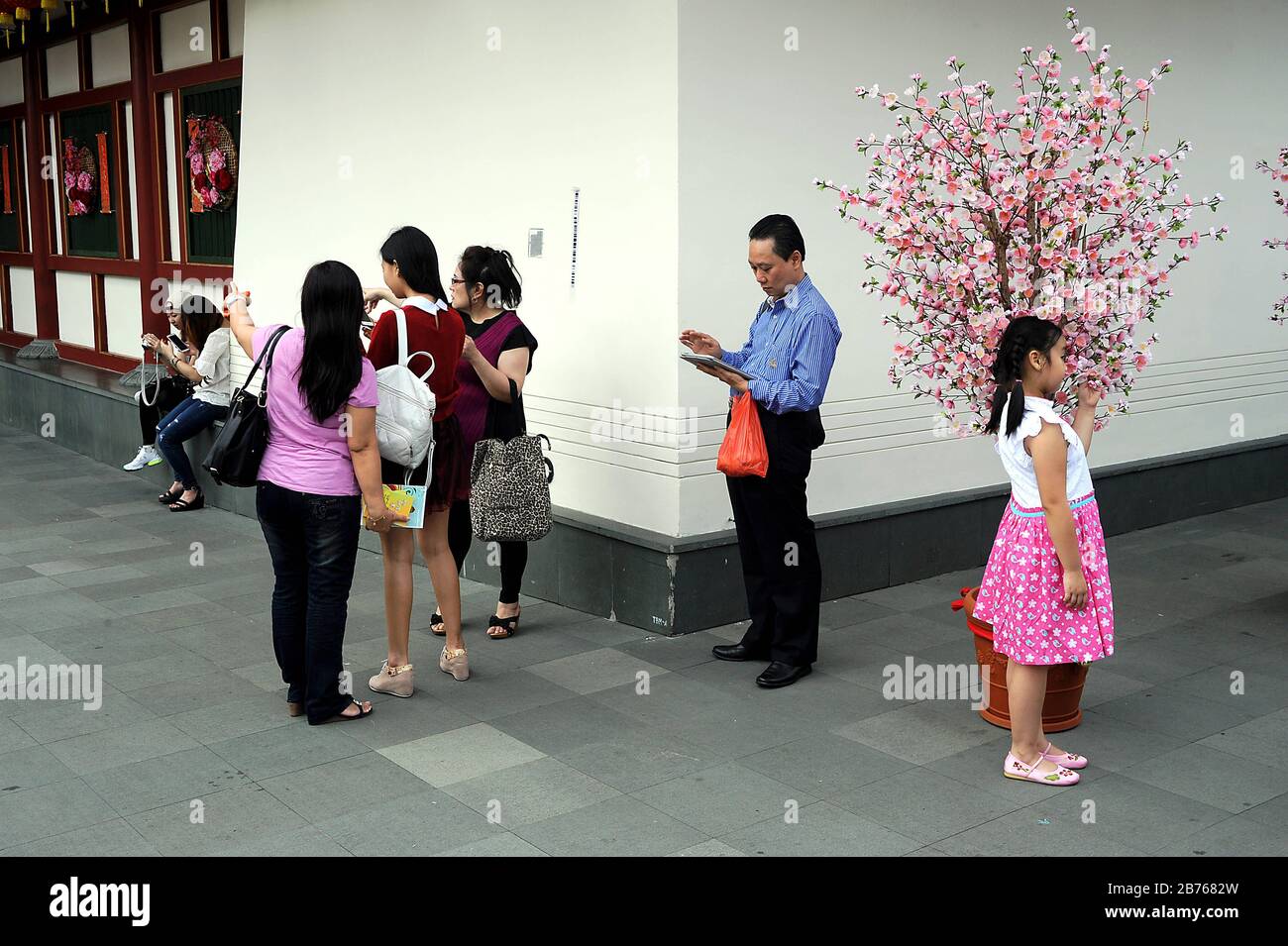 SINGAPORE, 19 febbraio 2015 - i visitatori si trovano di fronte al Tempio Reliquico del dente di Buddha a Chinatown di Singapore, il primo giorno delle celebrazioni di più giorni per il capodanno cinese. Il nuovo anno si basa sul calendario lunare cinese ed è sotto il segno della pecora o della capra. Il tempio è uno dei numerosi luoghi di interesse della città-stato, tre quarti della cui popolazione è composta da persone di origine cinese. [traduzione automatica] Foto Stock