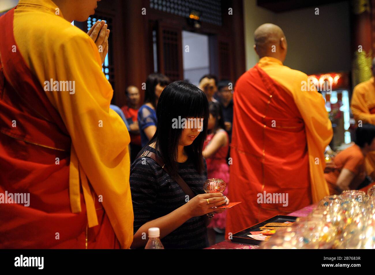 SINGAPORE, 19 febbraio 2015 i monaci buddisti si uniscono ai credenti nelle preghiere al Tempio Reliquico del dente di Buddha nella Chinatown di Singapore, il primo giorno delle celebrazioni di Capodanno Cinese di più giorni. Il nuovo anno si basa sul calendario lunare cinese ed è sotto il segno della pecora o della capra. Il tempio è uno dei numerosi luoghi di interesse della città-stato, tre quarti della cui popolazione è composta da persone di origine cinese. [traduzione automatica] Foto Stock