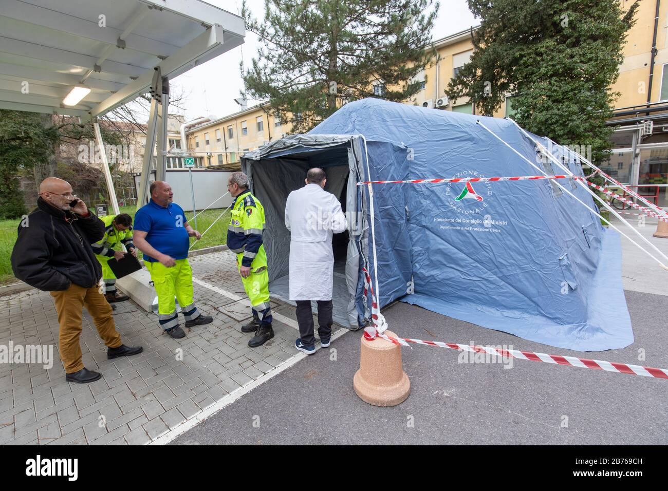 Ferrara, 13 Marzo 2020. Volontari della protezione civile italiana "protezione civile" montano una tenda sanitaria a causa dell'emergenza coronavirus a Ferrara. Credit: Filippo Rubin / Alamy Live News Foto Stock