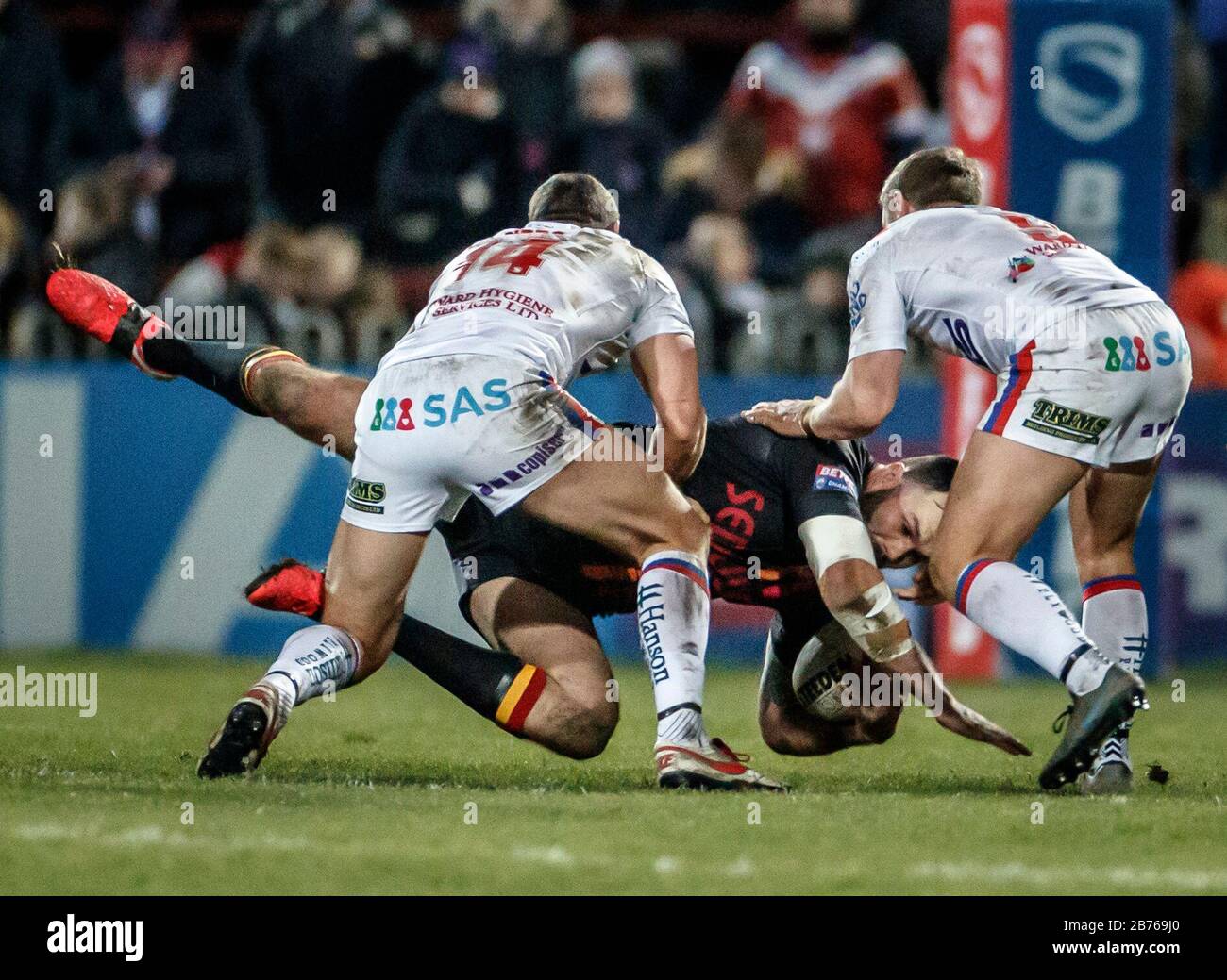George Flanagan di Bradford Bulls è stato affrontato da Jay Pitts e Kyle Wood di Wakefield Trinity durante la sfida della Coppa a Belle Vue, Wakefield. Foto Stock George Flanagan di Bradford Bulls è stato affrontato da Jay Pitts e Kyle Wood di Wakefield Trinity durante la sfida della Coppa a Belle Vue, Wakefield. Foto Stock