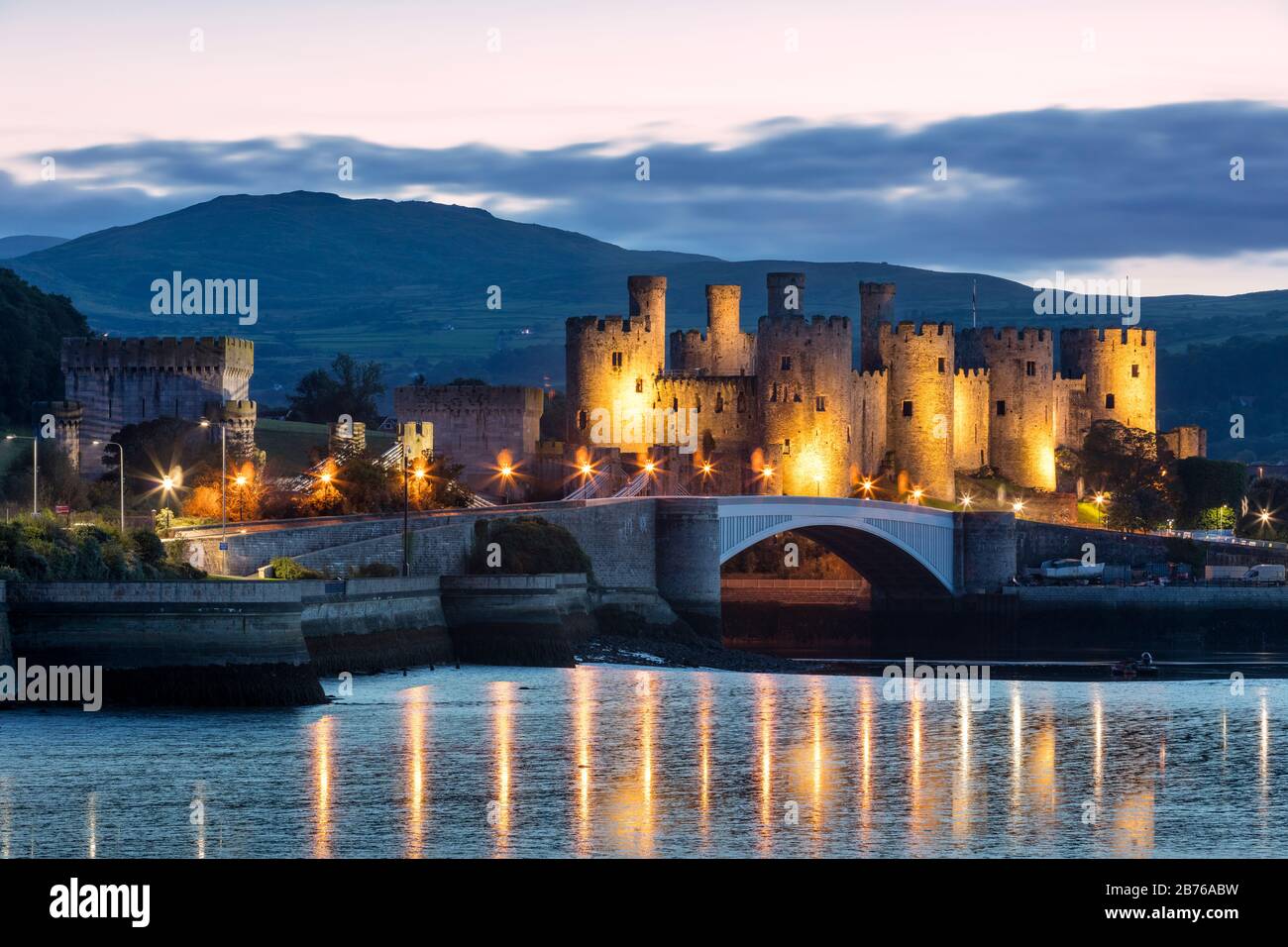 13th Secolo fortificato Conwy Castello al crepuscolo, Conwy, Galles, Regno Unito Foto Stock
