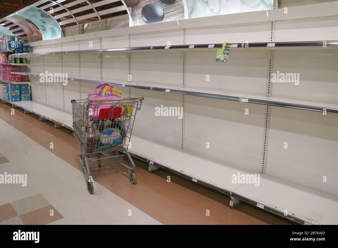 Scaffali vuoti in un supermercato a Quebec City come persone panico acquistare in risposta all'isteria Covid-19. Foto Stock