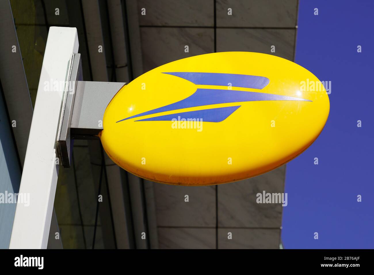 Bordeaux , Aquitaine / Francia - 09 18 2019 : cartello stradale la Poste in Francia Foto Stock