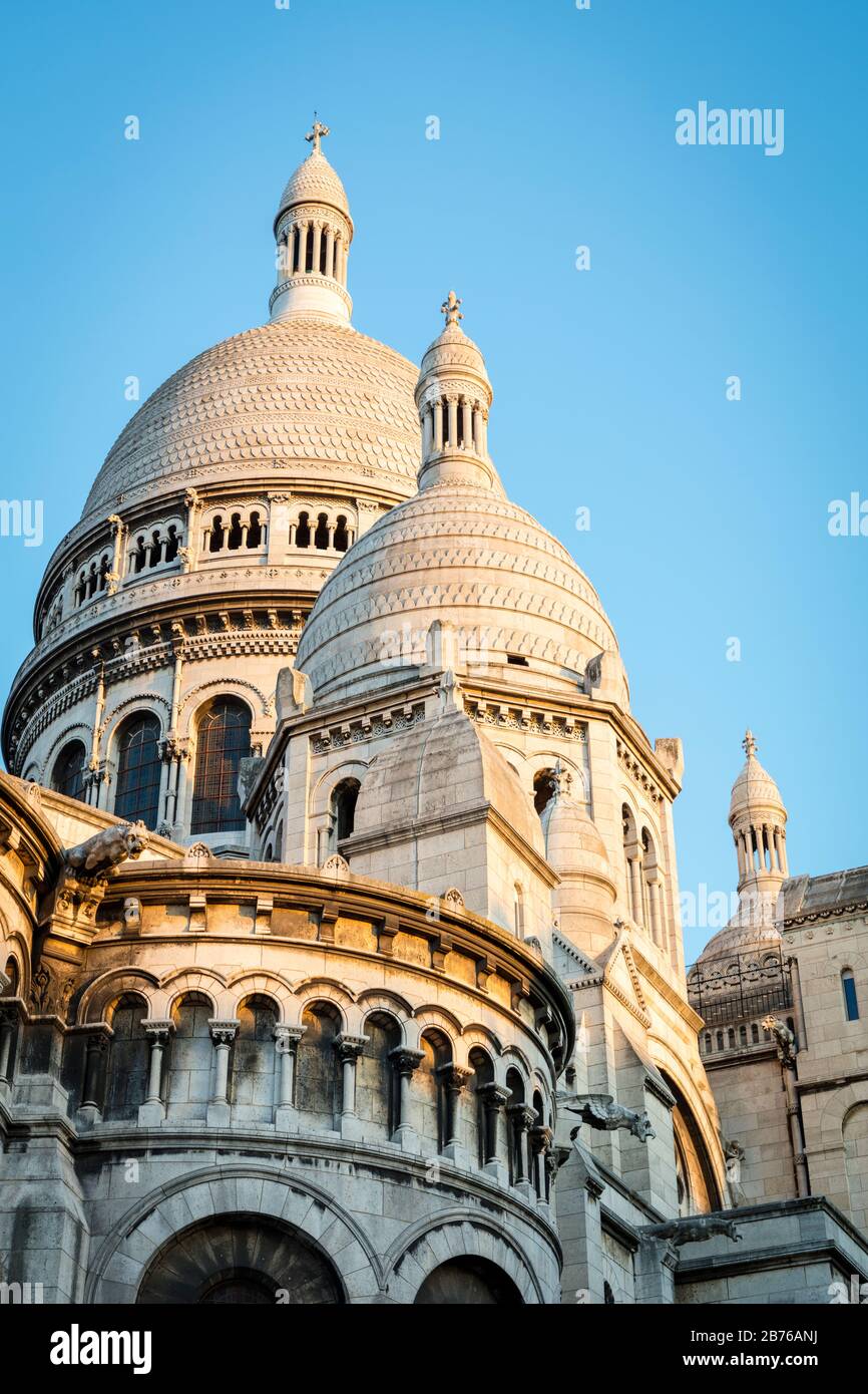Luce del sole serale sulle cupole di Basilique du Sacre Coeur, Montmartre, Parigi, Francia Foto Stock