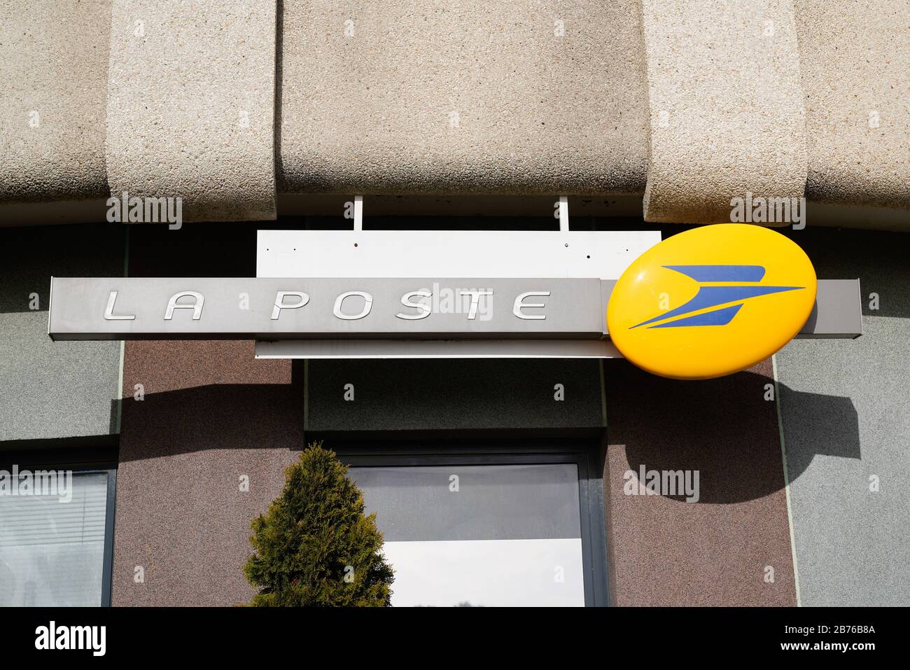 Bordeaux , Aquitaine / Francia - 02 15 2020 : la poste in francia ufficio negozio segno francese post logo negozio sulla facciata dell'edificio Foto Stock