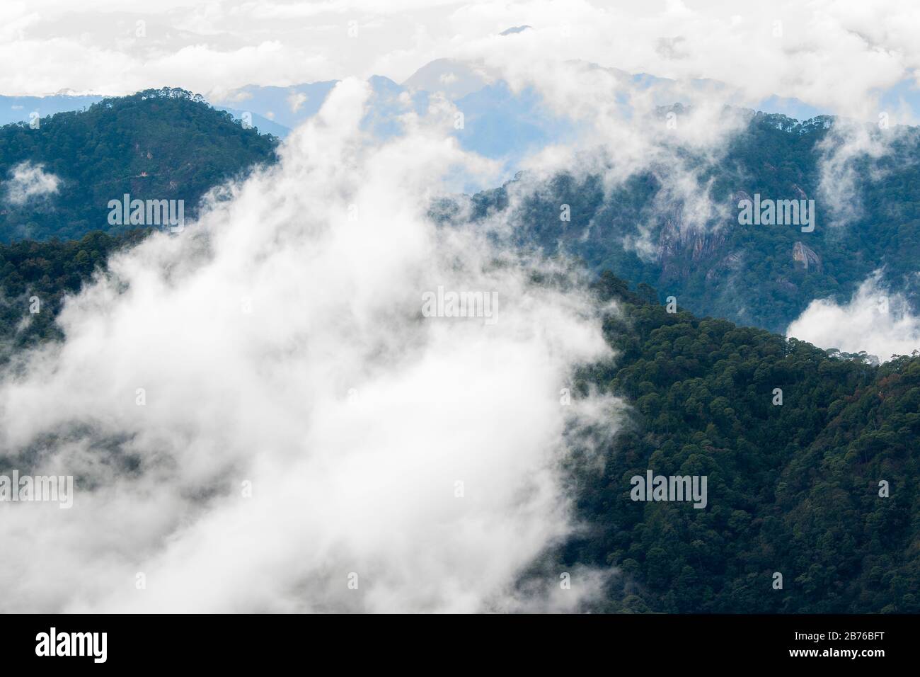 La Bufa Mountain Top Lookout con spesse nuvole bianche sul paesaggio a Jalisco, Messico Foto Stock