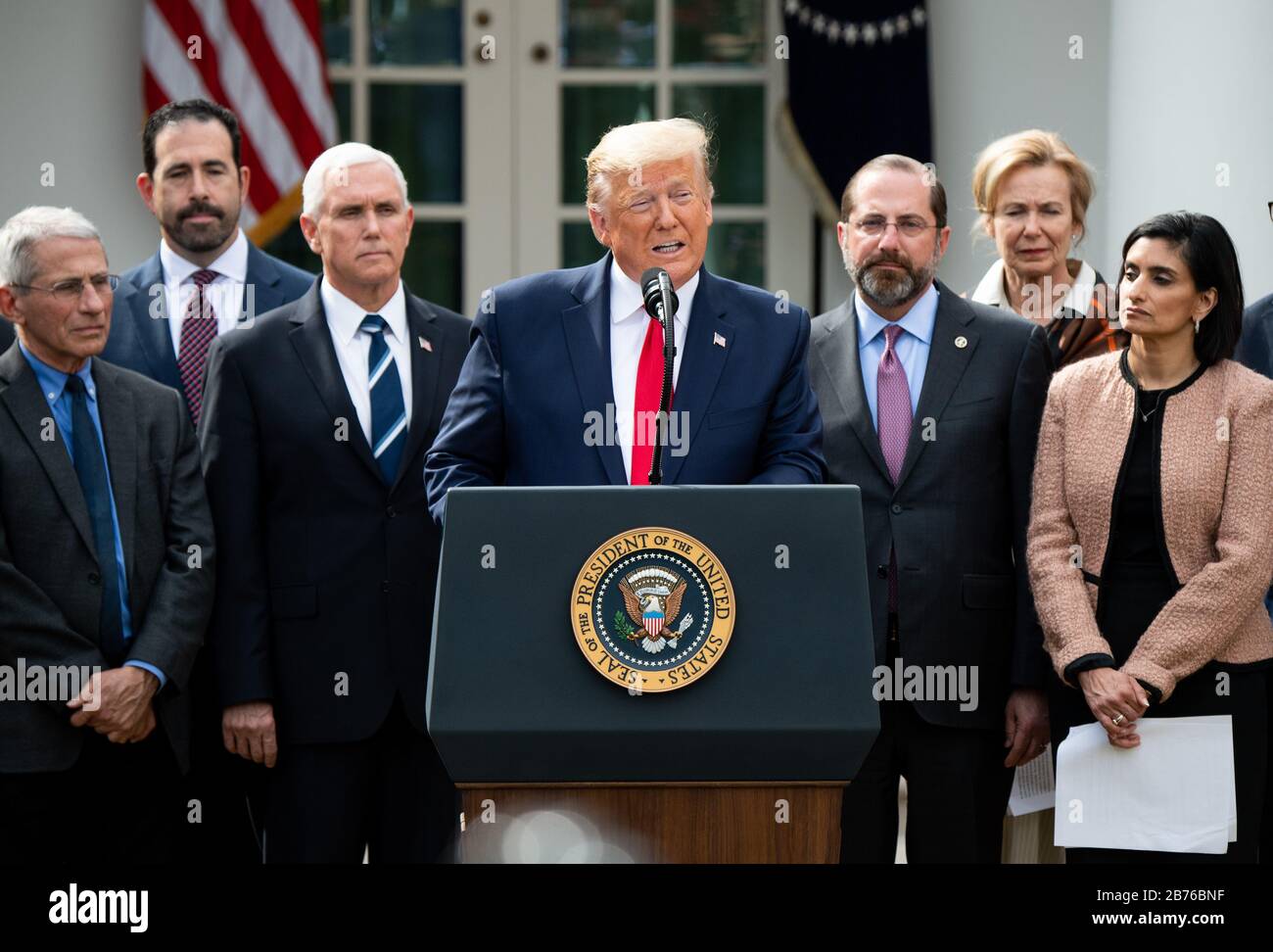 Washington, Stati Uniti. 13 Marzo 2020. Il presidente Donald Trump, Unito ai membri della sua amministrazione, dichiara un’emergenza nazionale dovuta alla pandemia di Coronavirus (COVID-19), durante una conferenza stampa alla Casa Bianca di Washington, DC, il 13 marzo 2020. La dichiarazione consente all'amministrazione di utilizzare FEMA nella gestione delle emergenze e conferisce loro l'autorità di fornire finanziamenti ai governi statali e locali. Foto di Kevin Dietsch/UPI Credit: UPI/Alamy Live News Foto Stock