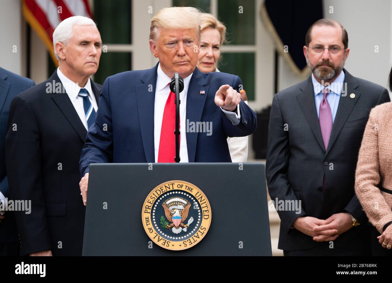 Washington, Stati Uniti. 13 Marzo 2020. Il presidente Donald Trump, Unito dai membri della sua amministrazione e dai suoi dirigenti aziendali, dichiara un’emergenza nazionale dovuta alla pandemia di Coronavirus (COVID-19), durante una conferenza stampa alla Casa Bianca di Washington, DC, il 13 marzo 2020. La dichiarazione consente all'amministrazione di utilizzare FEMA nella gestione delle emergenze e conferisce loro l'autorità di fornire finanziamenti ai governi statali e locali. Foto di Kevin Dietsch/UPI Credit: UPI/Alamy Live News Foto Stock