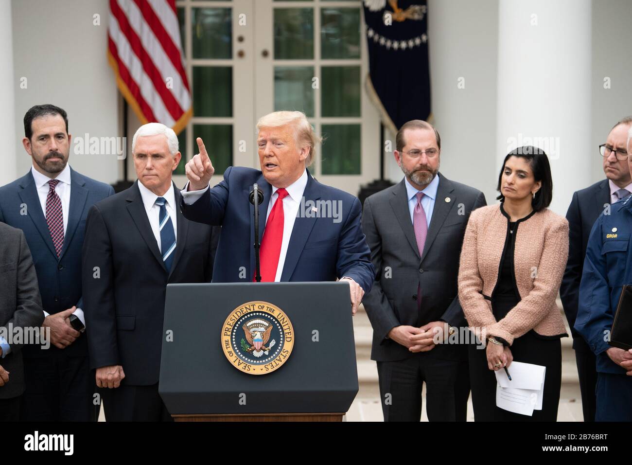 Washington, Stati Uniti. 13 Marzo 2020. Il presidente Donald Trump, Unito dai membri della sua amministrazione e dai suoi dirigenti aziendali, dichiara un’emergenza nazionale dovuta alla pandemia di Coronavirus (COVID-19), durante una conferenza stampa alla Casa Bianca di Washington, DC, il 13 marzo 2020. La dichiarazione consente all'amministrazione di utilizzare FEMA nella gestione delle emergenze e conferisce loro l'autorità di fornire finanziamenti ai governi statali e locali. Foto di Kevin Dietsch/UPI Credit: UPI/Alamy Live News Foto Stock