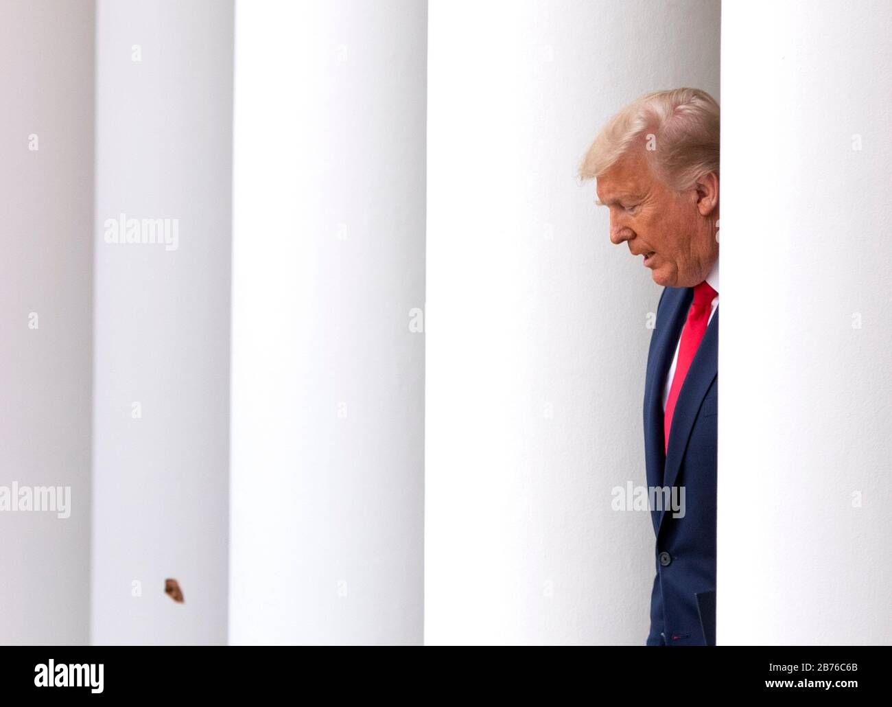 Washington, Stati Uniti. 13 Marzo 2020. Il presidente Donald Trump entra nel Rose Garden per dichiarare un'emergenza nazionale dovuta alla pandemia del Coronavirus (COVID-19), durante una conferenza stampa alla Casa Bianca di Washington, DC, il 13 marzo 2020. La dichiarazione consente all'amministrazione di utilizzare FEMA nella gestione delle emergenze e conferisce loro l'autorità di fornire finanziamenti ai governi statali e locali. Foto di Kevin Dietsch/UPI Credit: UPI/Alamy Live News Foto Stock