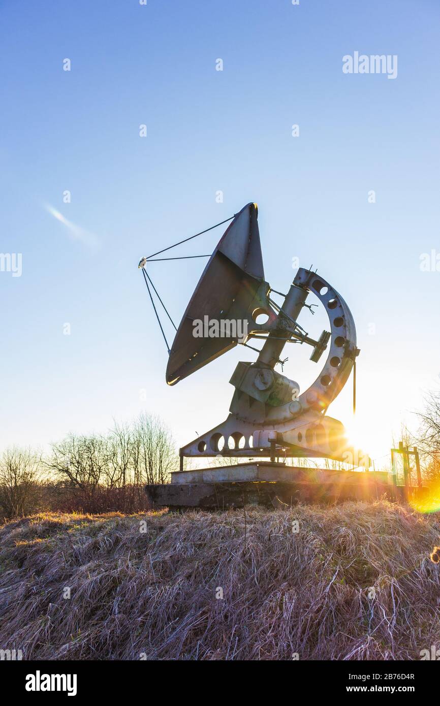 antenna radiotescopio nel satellite astronomico del tramonto Foto Stock