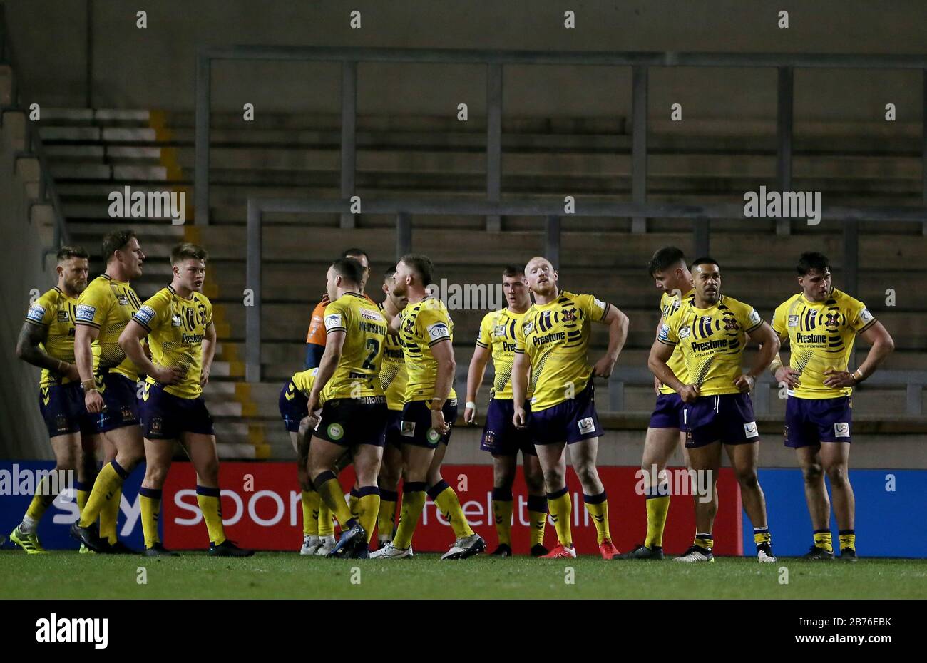 I giocatori di Wigan appaiono deietti dopo aver conceduto durante la partita della Super League all'AJ Bell Stadium di Salford. Foto Stock