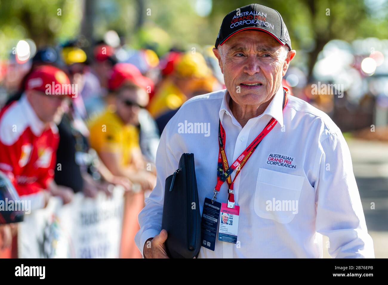 Melbourne, Australia, 12 Marzo 2020. Paul Little, presidente della Australian Grand Prix Corporation, arriva in pista giovedì Mattina prima di annullare il Gran Premio d'Australia durante il Formula 1 Rolex Australian Grand Prix, Melbourne, Australia. Credit: Dave Hewison/Alamy Live News Foto Stock