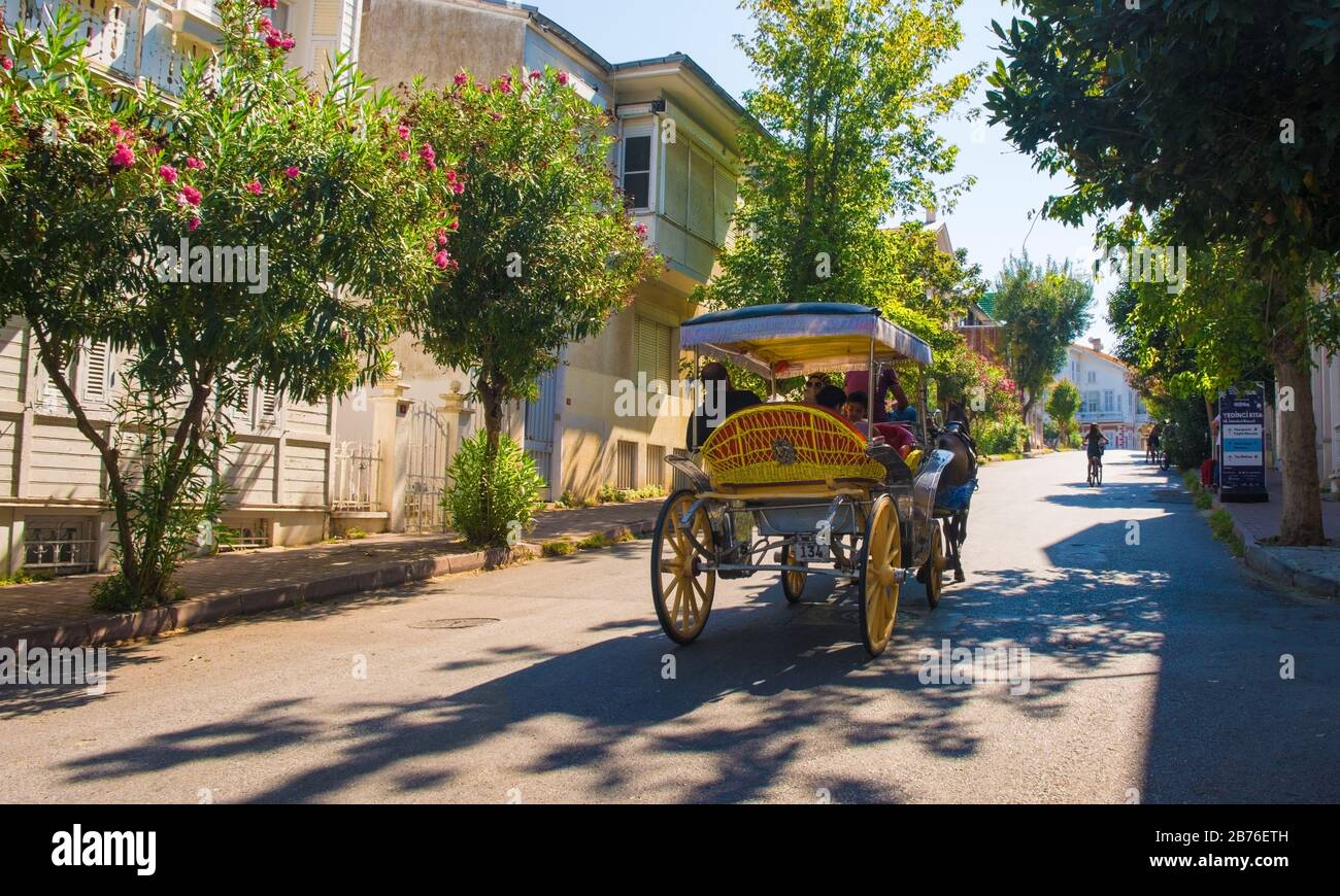 Buyukada, Turchia-18 settembre 2019. I turisti godono di un giro in una tradizionale carrozza trainata da cavalli a Buyukada nelle Isole dei principi AKA Adalar Foto Stock