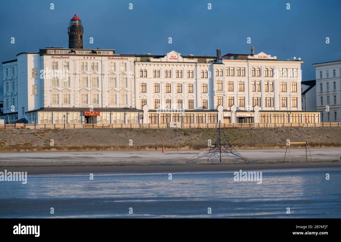 Skyline Dell'Isola Del Mare Del Nord Borkum, Strandhotel Hohenzollern, Villa Victoria, Cvjm Guesthouse, Nuovo Faro, Frisia Orientale, Bassa Sassonia, Germania, Foto Stock