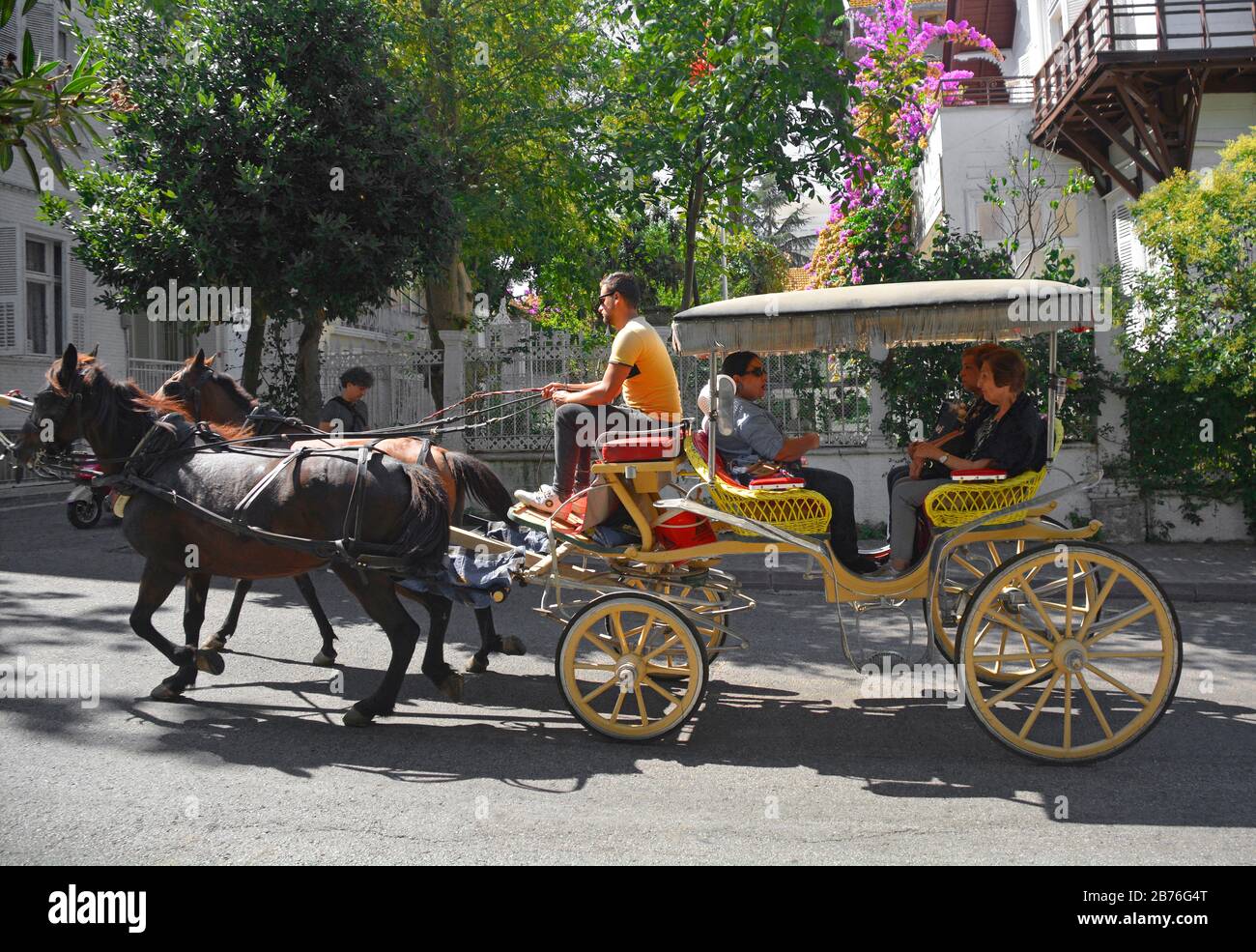 Buyukada, Turchia-18 settembre 2019. I turisti godono di un giro in una tradizionale carrozza trainata da cavalli a Buyukada nelle Isole dei principi AKA Adalar Foto Stock