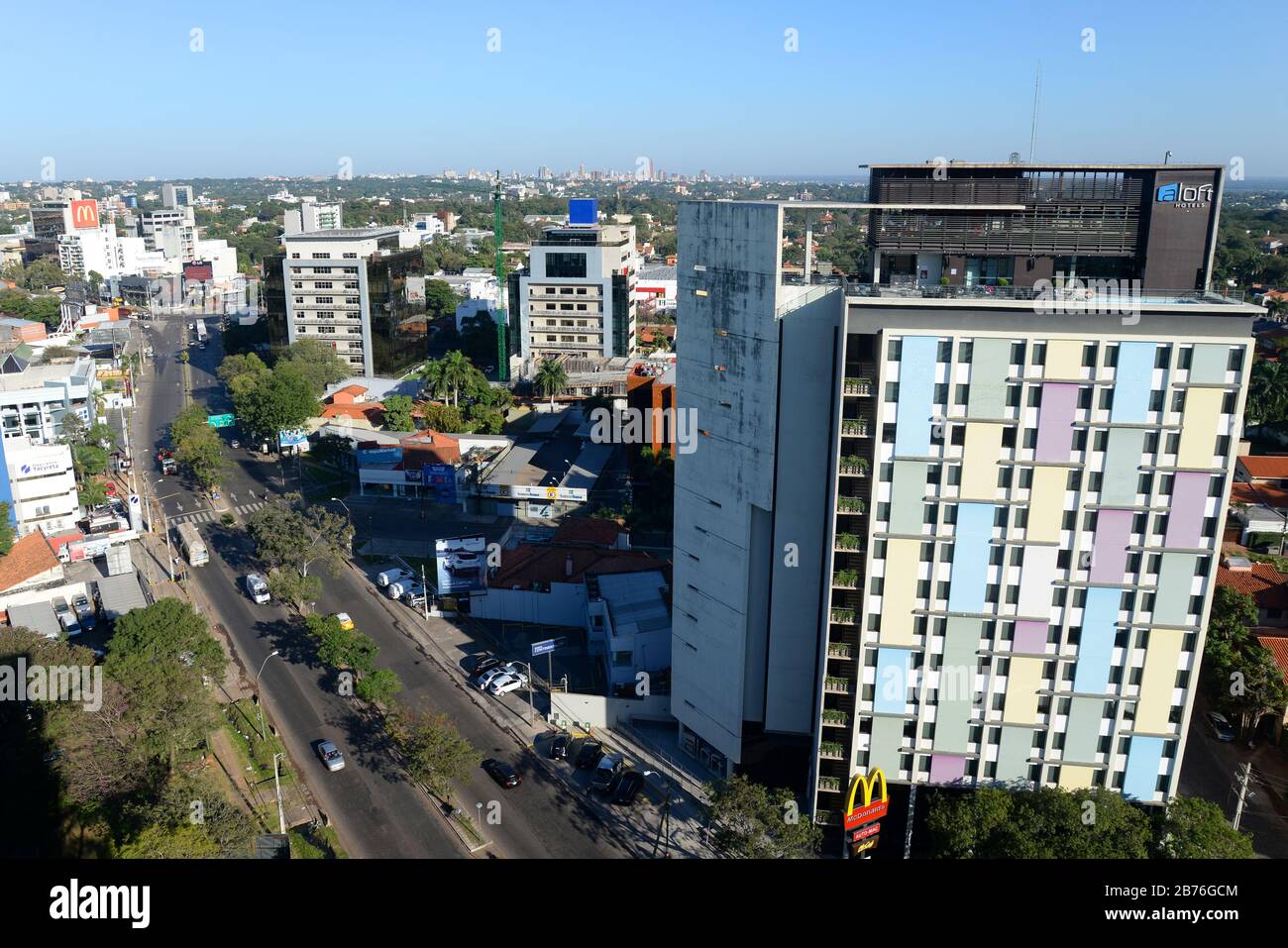 Avenue Aviadores del Chaco. Parte moderna di Asuncion, Paraguay, con numerosi edifici commerciali e uffici. Aloft Hotel e skyline del centro. Foto Stock