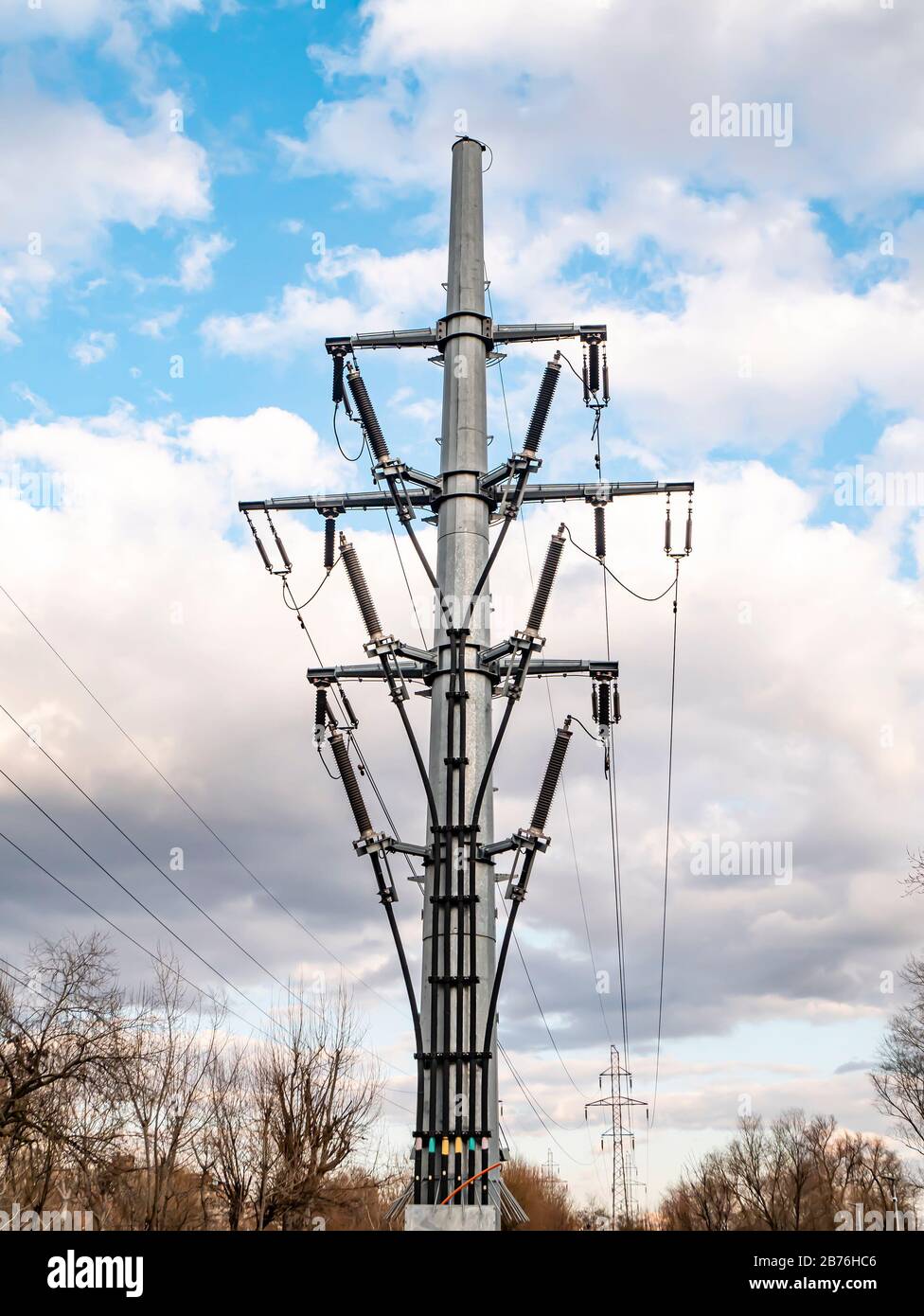 La torre di una linea elettrica ad alta tensione contro un cielo nuvoloso. Foto Stock