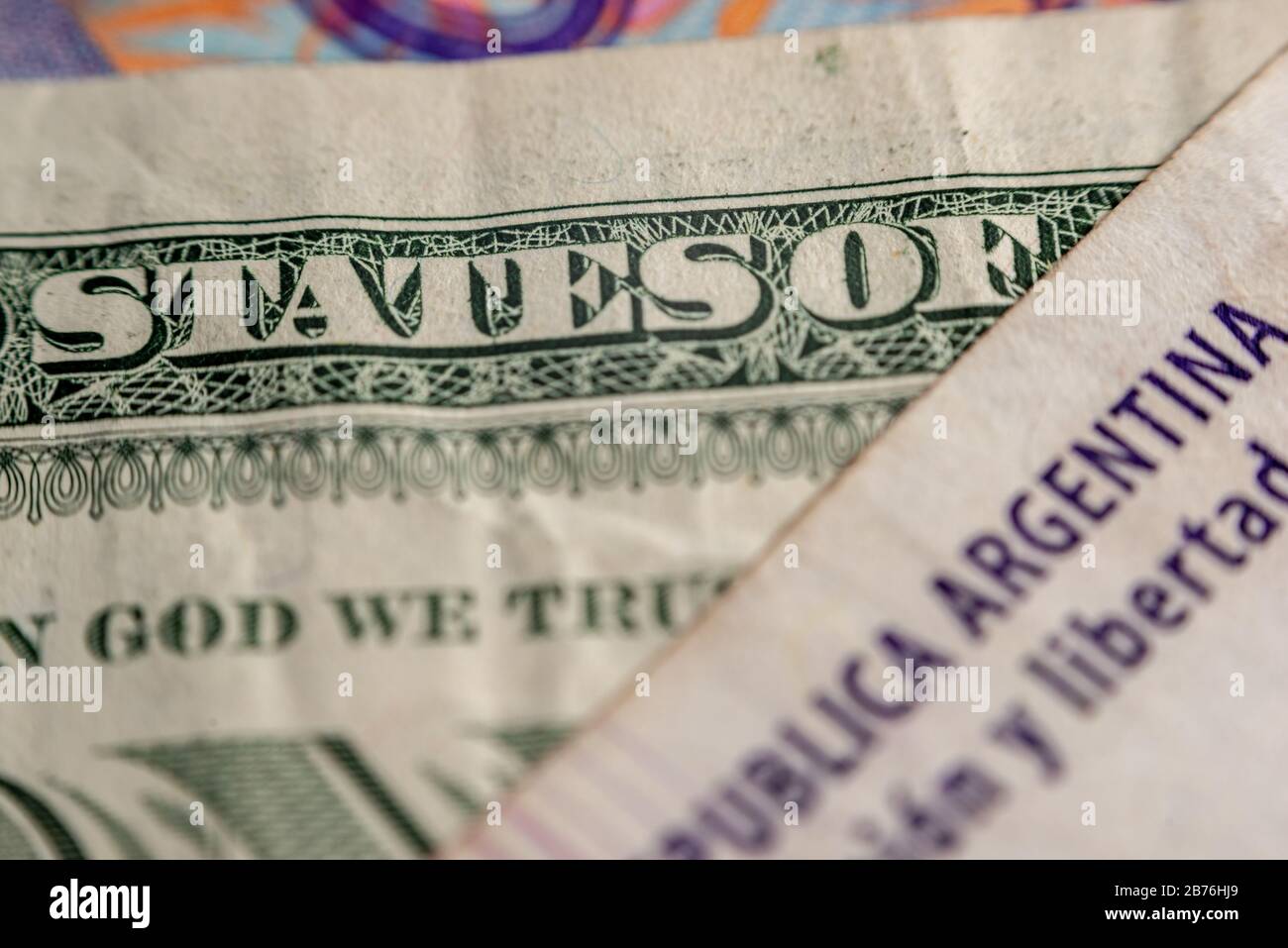 Macrofotografia di una fattura argentina di 100 pesos e un dollaro (Stati Uniti d'Argentina) Foto Stock