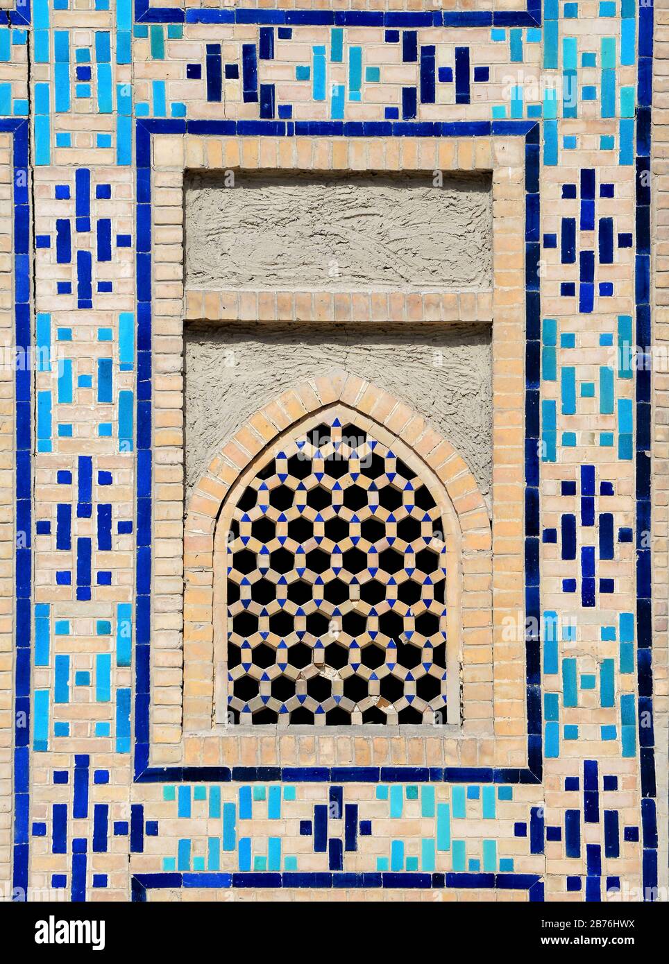 Maiolica e piastrelle simmetriche in ceramica ornamento intorno alla finestra di Uugh Beg Madrasah, situato in Piazza Registan, Samarcanda, Uzbekistan. Foto Stock