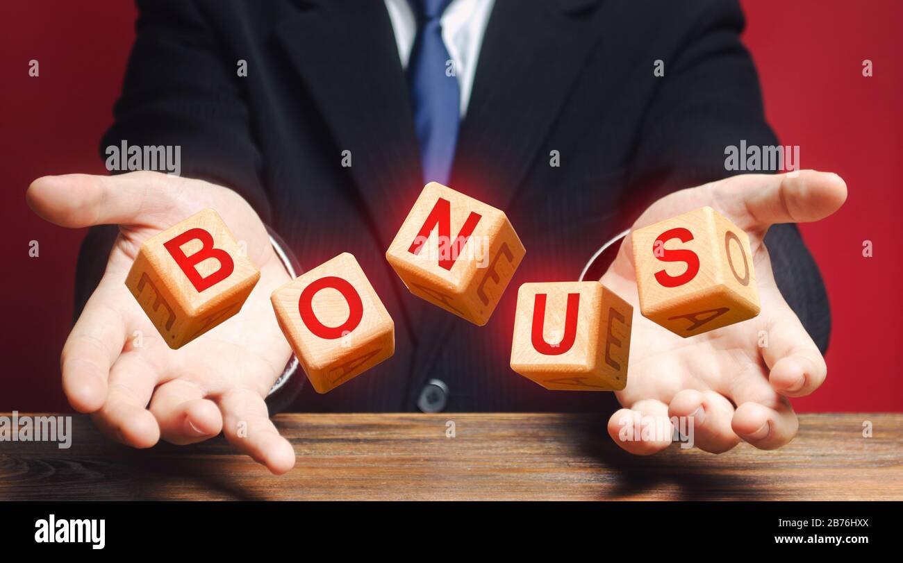 I cubi gettati da un uomo fanno IL BONUS di parola. Ricevi bonus, premi e preferenze. Una bella aggiunta. Aumento salariale, premio salariale per le vacanze. Favorabl Foto Stock