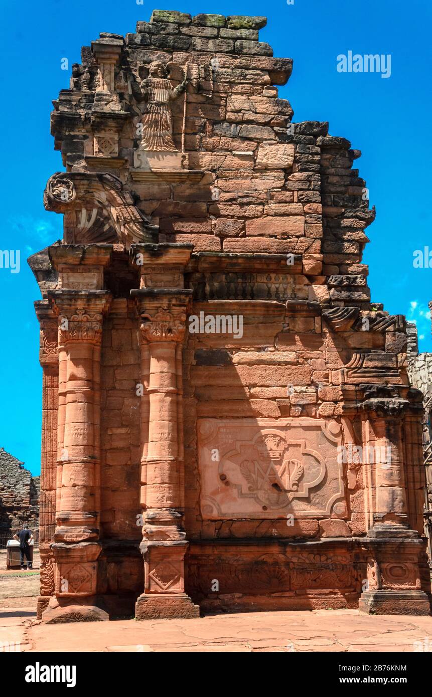 Dettaglio del lato destro dell'ingresso al forte nelle rovine di San Ignacio, Misiones, Argentina Foto Stock