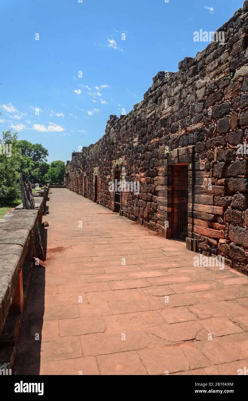 Vecchie costruzioni piene di porte e un corridoio sul fronte in rovine di San Ignacio, Misiones, Argentina Foto Stock