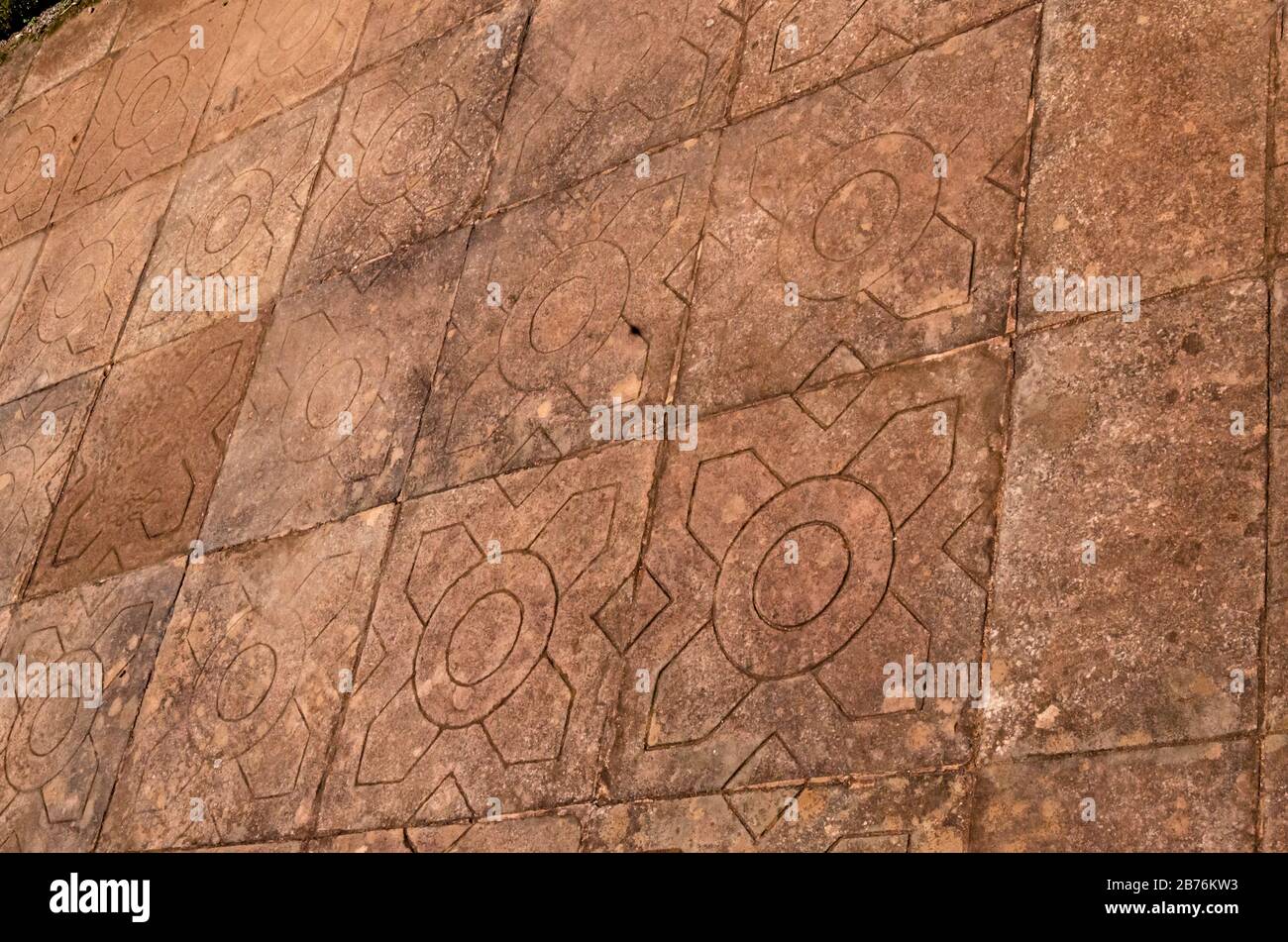 Struttura di antiche piastrelle scolpite sul pavimento in rovine di San Ignacio, Misiones, Argentina Foto Stock