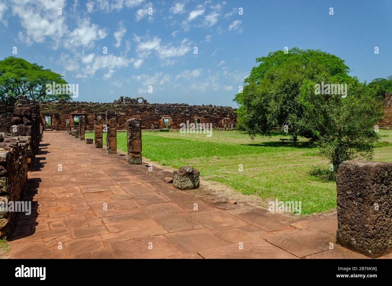 Vecchie costruzioni piene di porte e un corridoio sul fronte in rovine di San Ignacio, Misiones, Argentina Foto Stock