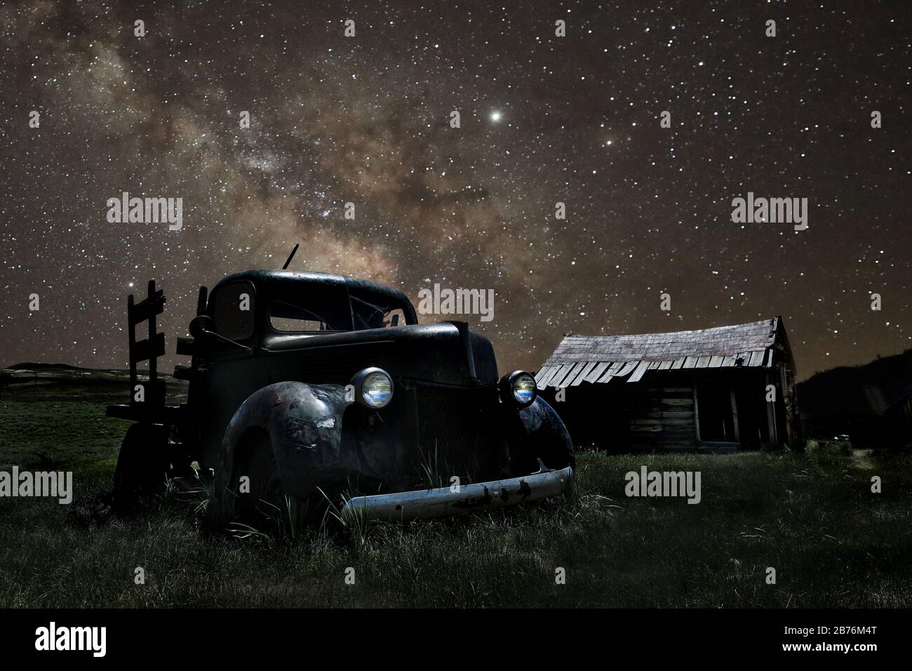 Star Trails E Milky Way A Bodie California Orientale Sierras Foto Stock