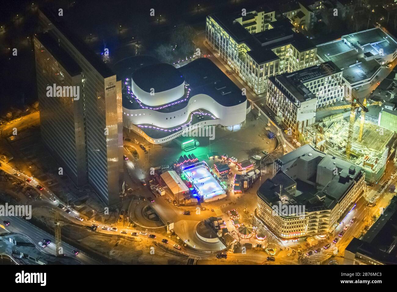 Pista di ghiaccio illuminata a Schauspielhaus e Dreischeibenhaus a Duesseldorf di notte, 13.12.2012, vista aerea, Germania, Nord Reno-Westfalia, basso Reno, Dusseldorf Foto Stock