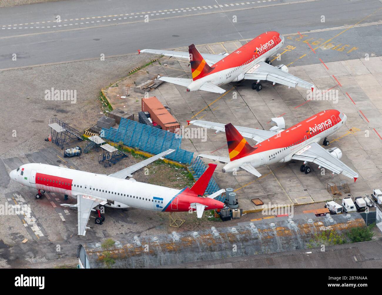 Panoramica aerea che mostra due Avianca Brazil Airbus A318 all'aeroporto di Congonhas (CGH / SBSP). Compagnia aerea riempita per fallimento e non più in funzione. Foto Stock