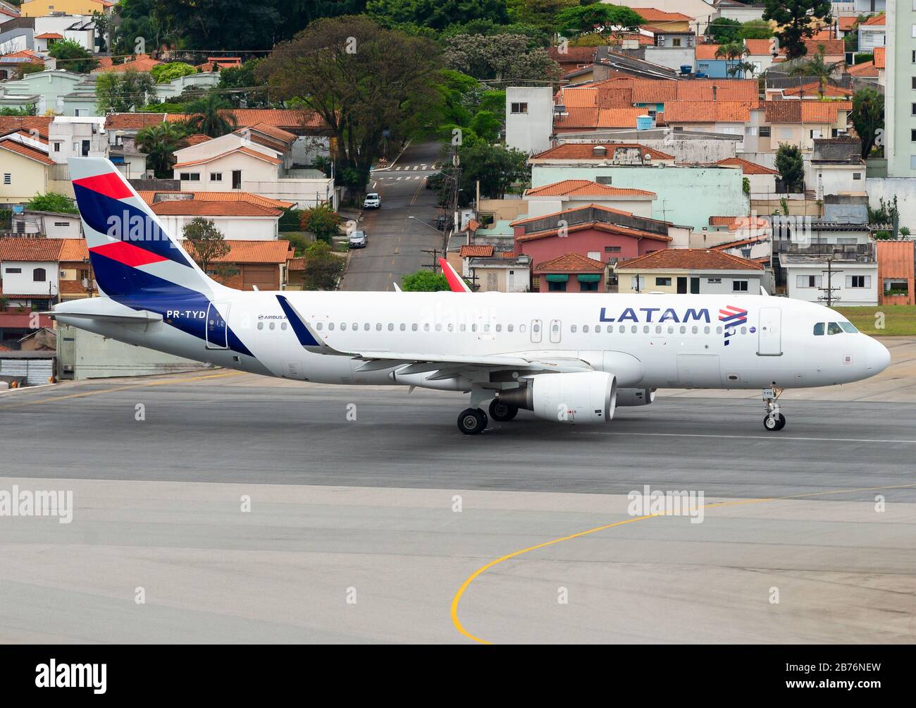 LATAM Airlines Airbus A320 all'Aeroporto di Congonhas, famosa per la sua posizione centrale a San Paolo, Brasile, vicino a case residenziali. Piano PR-TYD. Foto Stock